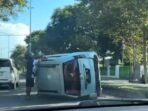 terguling Mobil terguling di Banyuwangi