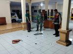 Petugas menyelidiki kasus perusakan kantor Desa Pasrepan, Pasuruan.