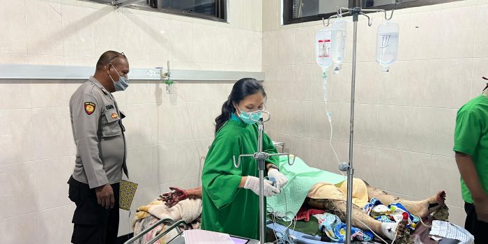 Korban saat mendapatkan perawatan medis.