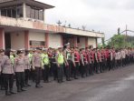 Ratusan personel dari Polresta Mataram dan Polda NTB saat mengikuti apel kesiapan yang dipimpin Kabagops Polresta Mataram, Kompol Yozana Fajri Sidik, di lokasi acara.