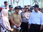 Mentan Andi Amran Sulaiman saat mengunjungi rehabilitasi sawah pascabencana di Sumatera Barat. Mentan Andi Amran Sulaiman saat mengunjungi rehabilitasi sawah pascabencana di Sumatera Barat.