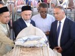 Rombongan Kedutaan Besar Uzbekistan saat ziarah di Makam Syekh Maulana Malik Ibrahim, Gresik. (Foto: Ist)