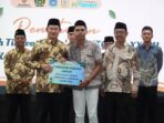 Bupati Lamongan Yuhronur Efendi menyerahkan hadiah MTQ ke-28. Bupati Lamongan Yuhronur Efendi menyerahkan hadiah MTQ ke-28.