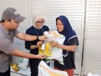 Direktur Pemasaran Perum Bulog Feby Novita, turun langsung ke lapangan untuk memastikan proses distribusi berjalan efektif, transparan, dan tepat sasaran.