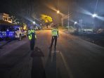 Petugas saat olah TKP di Jalan Raya Desa Putatlor, Kecamatan Menganti, Gresik.