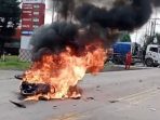 Kondisi sepeda motor yang terbakar usai tertabrak mobil di Jalan Raya Tebaloan, Kecamatan Duduksampeyan, Gresik.