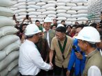 Mentan Andi Amran Sulaiman didampingi Dirut Bulog Ahmad Rizal Ramdhani meninjau gudang Bulog Surabaya.