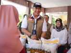 Direktur Utama Perum Bulog Ahmad Rizal Ramdhani, turun langsung meninjau proses distribusi bantuan di Kelurahan Gununggedangan, Kecamatan Magersari, Kota Mojokerto Direktur Utama Perum Bulog Ahmad Rizal Ramdhani, turun langsung meninjau proses distribusi bantuan di Kelurahan Gununggedangan, Kecamatan Magersari, Kota Mojokerto