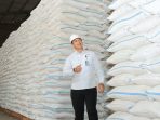 Direktur Utama Bulog Ahmad Rizal Ramdhani mengecek gudang penyimpanan beras.