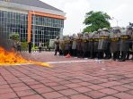 Personel Polres Gresik melakukan simulasi pengamanan May Day 2026.