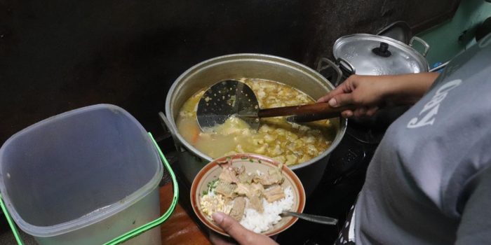 Penyajian Soto Babat Pak Jito Jiwut, Blitar. (Calvin BT)