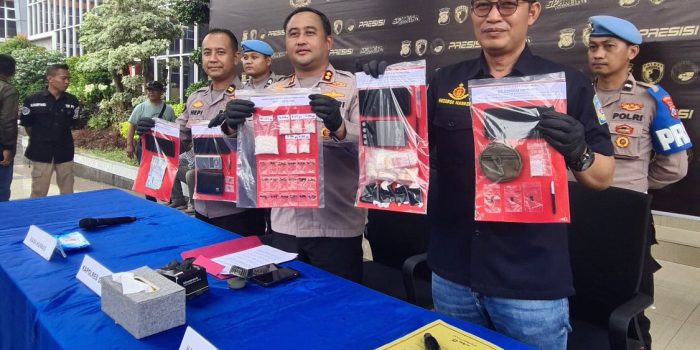 Kapolres Gresik AKBP Ramadhan Nasution didampingi Kasat Reskoba AKP Ahmad Yani dan Kasi Humas Iptu Hepi Muslih Riza.