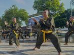 Prajurit Kodim 1620/Loteng saat melakukan latihan Pencak Silat Militer.