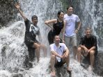 Personel The Dudas -1 saat berwisata di air terjun Jagir, Banyuwangi.