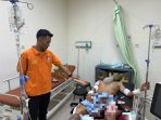 Korban pembacokan di Menganti, Gresik mendapatkan perawatan medis.