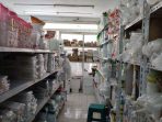 Stok plastik di salah satu tiko di Pasar Tanjung, Jember. (Aji) Stok plastik di salah satu tiko di Pasar Tanjung, Jember. (Aji)