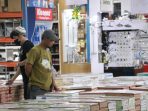 Pelanggan toko bangunan di Blitar. (Calvin BT)