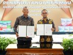 Direktur Manajemen Risiko Petrokimia Gresik, Johanes Barus (kiri) dan Direktur Keuangan PT Sinergi Gula Nusantara, Hariyanto (kanan) usai penandatanganan MoU kemitraan Program Agrosolution komoditas tebu di Gresik.