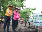 Kapolres Gresik AKBP Ramadhan Nasution bersama Ketua Bhayangkari Cabang Gresik Ny. Yanggi Ramadhan saat penanaman pohon memperingati HUT ke-46 YKB.