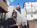 Evakuasi pria naik atap bawa sajam yang resahkan warga di Gresik.