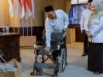 Bupati Gresik Fandi Akhmad Yani memeriksa kursi roda untuk jemaah haji lansia tahun 2026.