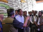 Mentan Andi Amran Sulaiman saat meninjau gudang Bulog di Makassar. Mentan Andi Amran Sulaiman saat meninjau gudang Bulog di Makassar.
