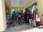 Warga Desa Tumpak saat mendatangi Kantor Pertanahan Kabupaten Lombok Tengah.
