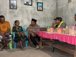 Ipda Purnomo bersama anggota Polres Lamongan mendatangi rumah pasutri yang sempat viral.