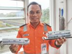 Lambang Wibisono menunjukkan miniatur lokomotif hasil karyanya.