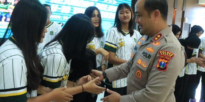 Kapolres Gresik AKBP Ramadhan Nasution memberangkatkan altet PBVSI Gresik.