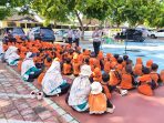 Anggota Polda NTB saat memberikan penjelasan kepada siswa SD Anak Soleh Kediri Lombok Barat.