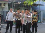 Tim penilai dipimpin Plt Kasubdit Kamsel Korlantas Polri Kombes Pol Hamka Mappaita saat mengunjungi kampung tertib lalu lintas di Mataram.
