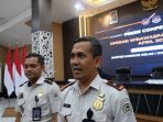 Kepala Kantor Imigrasi Surabaya Agus Winarto saat jumpa pers.