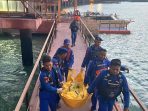 Evakuasi penemuan mayat di Perairan Gresik