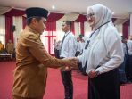 Wali Kota Pasuruan Adi Wibowo memberikan selamat kepada PPPK.