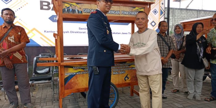 Kepala Kepala Rutan (Karutan) Kelas I Surabaya Tristiantoro Adi Wibowo saat memberikan gerobam pada keluarga Warga Binaan Pemasyarakatan. (Achmad Adi Nurcahya)