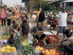 Aktivitas jual beli di Pasar Templek Kota Blitar.