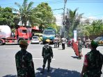 Anggota TNI turun untuk mengurai kemacetan di Pelabuhan Ketapang, Banyuwangi.