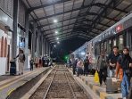 Suasana Penumpang Turun KA Logawa di Stasiun Kalisetail. (Ist)