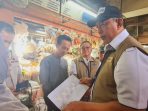 Direktur Utama Perum BULOG, Ahmad Rizal Ramdhani dialog dengan pedagang