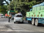 Petugas kepolisian saat mengatur lalu lintas di jalan menuju Pelabuhan Ketapang