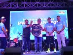 Ketua PWI Jatim, Lutfil Hakim, menyerahkan piagam penghargaan Mitra Strategis kepada Kapolres Tuban, AKBP Alaiddin, didampingi Ketua PWI Tuban, Suwandi, di GOR Rangga Jaya Anoraga