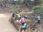 Tim Reaksi Cepat (TRC) BPBD Kabupaten Nganjuk melakukan pembersihan rumpun bambu di Desa Petak Bagor (ist)