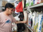 Steven saat mengecek stok plastik di tokonya