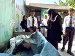 Bupati Banyuwangi, Ipuk Fiestiandani saat meninjau pengelolaan sampah di SMPN 3 Banyuwangi