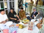 Bupati Mas Rio (Baju Putih) saat melawat ke rumah guru ngaji di Situbondo.(ist)