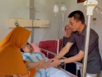 IMG-20260408-WA0026 Kepala BPJS Ketenagakerjaan Jember menjenguk korban pembacokan. (Ist)
