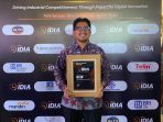 Kurnia Nugraha selaku Media Communication Department Head JNE menerima penghargaan dalam ajang Indonesia Digital Innovation Awards (IDIA) 2026.