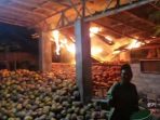 Kondisi gudang sabut kelapa di Desa Sraten, Kecamatan Cluring yang terbakar.