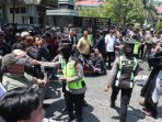 Ratusan Personel Polisi Amankan Aksi Damai di Magetan, Polwan Turun Bagikan Minuman untuk Massa